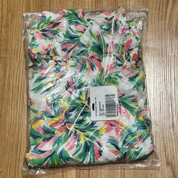 NWT STELLA PARKER Off The Shoulder Floral Top LARGE Retails $38 - Picture 3 of 9